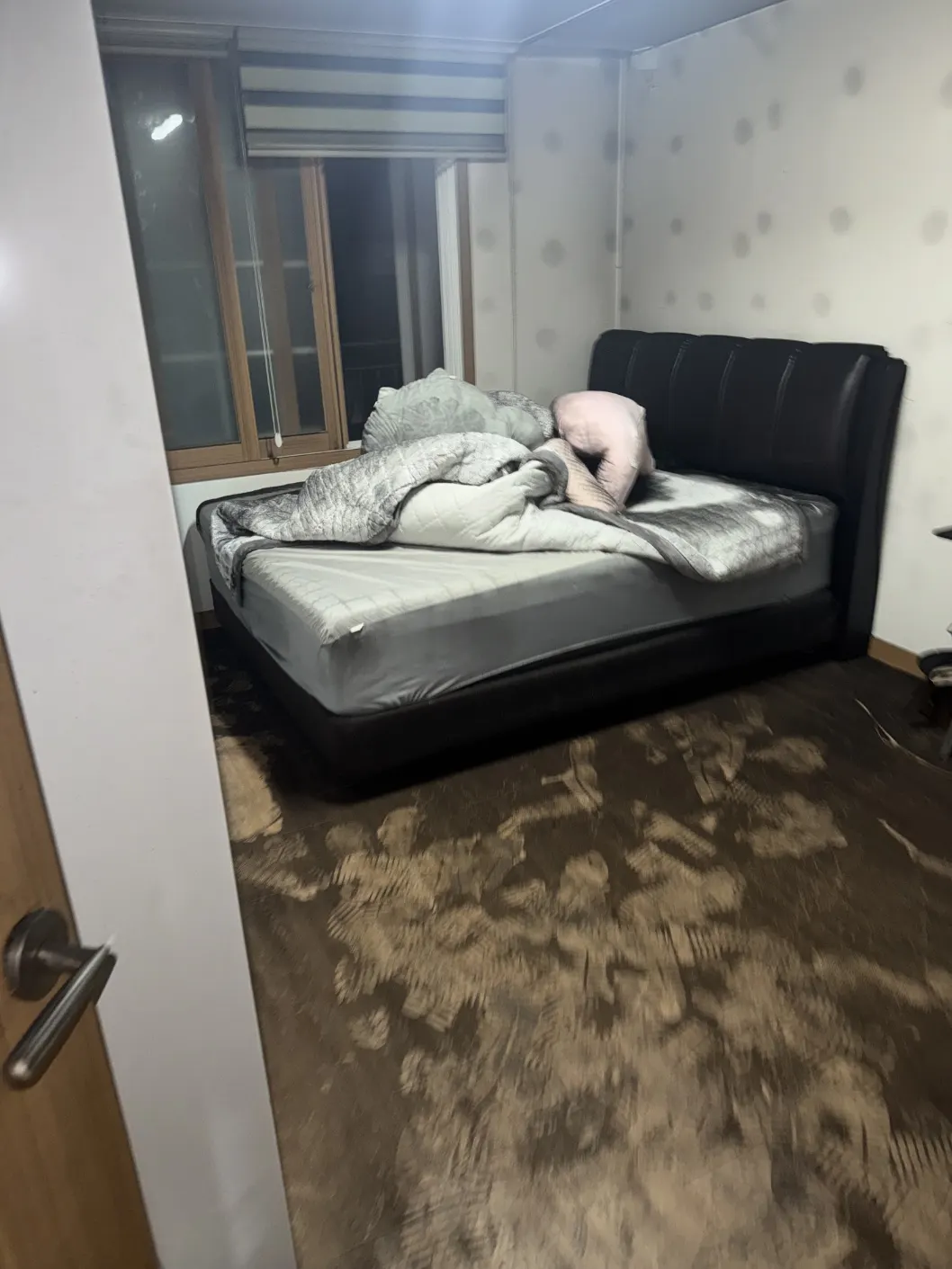 익산 침수 피해 현장의 침실 바닥에 흙탕물과 토사 흔적이 남은 실제 작업 전 사진